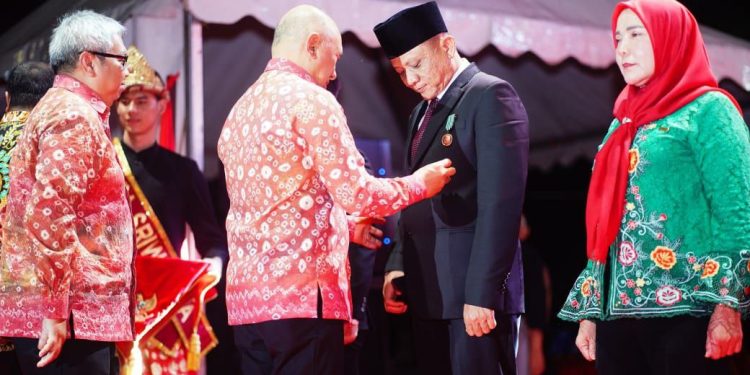 Lagi lagi Enos Diganjar Penghargaan, Satya Lencana Wira Tersemat Didada