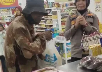 Pemulung Urung Belanja Susu Anak Karena Tak Cukup Uang,  Ditolong Polwan Baik Hati.